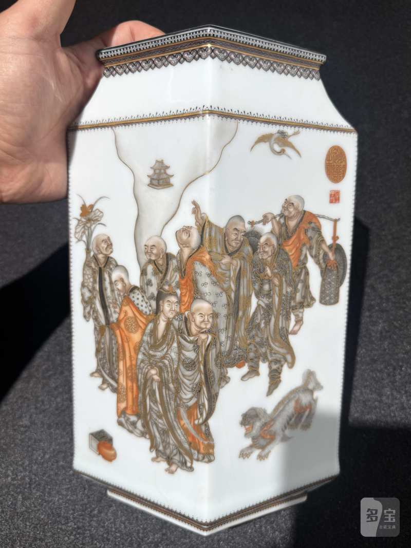 民国 周湘甫风格墨彩描金十八罗汉图方瓶一对 - 图8